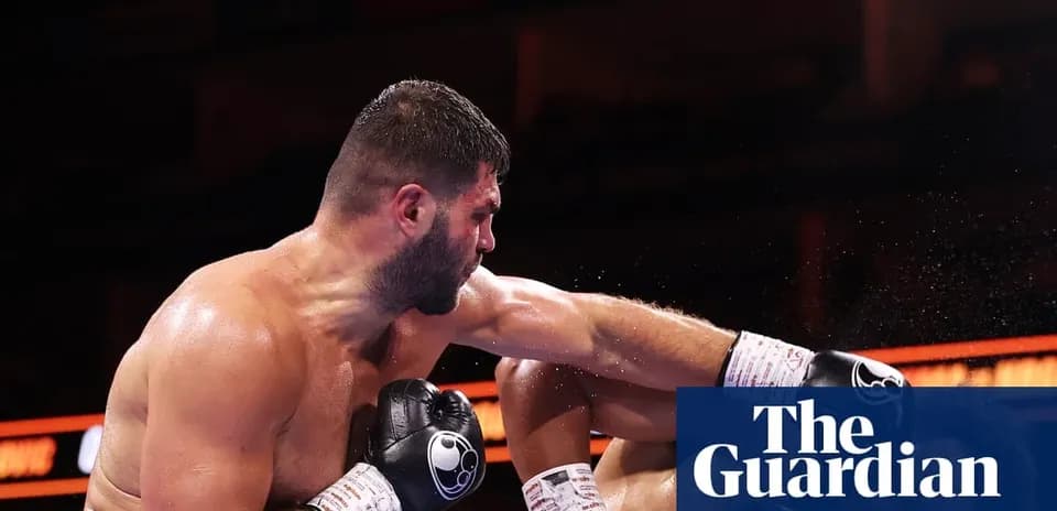 Boxeur esquivant un coup dans le ring