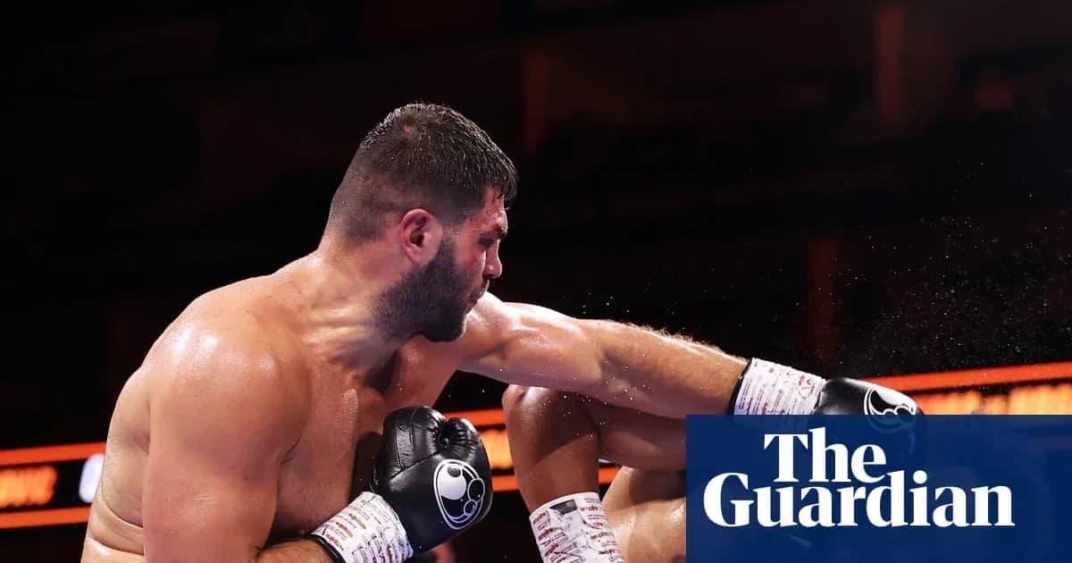 Boxeur esquivant un coup dans le ring