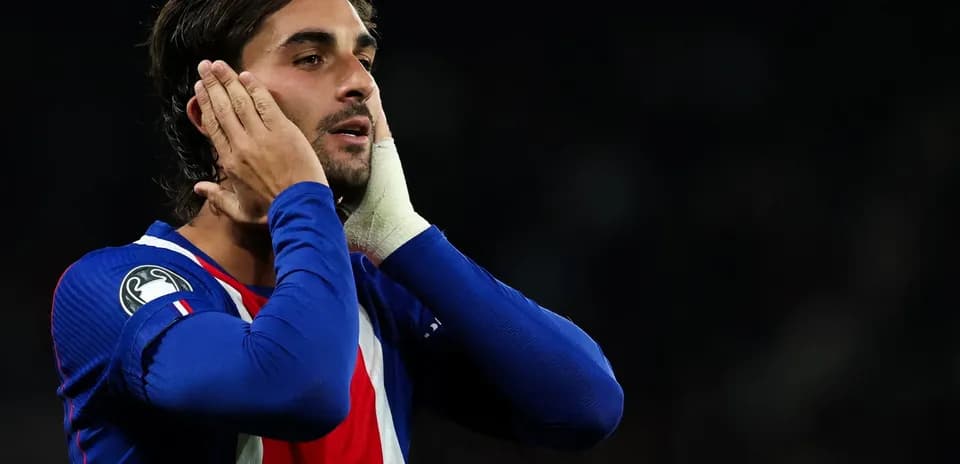 Joueur se tenant le visage lors d'un match