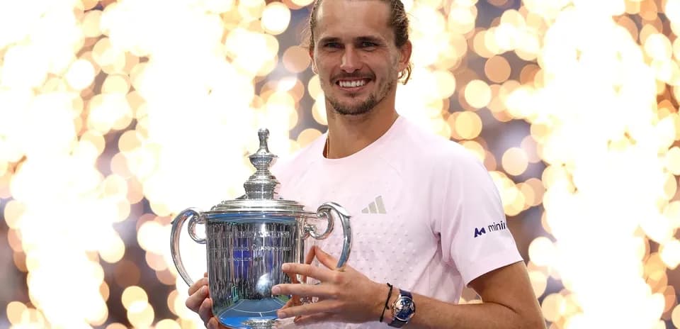 Joueur tenant le trophée de tennis avec des feux d'artifice