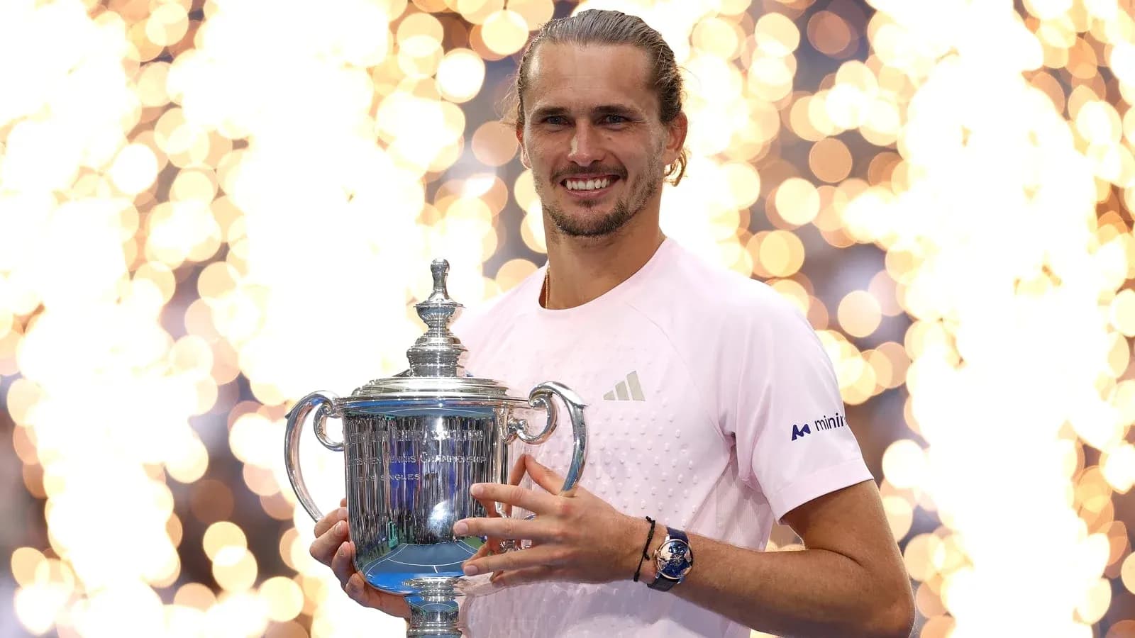 Joueur tenant le trophée de tennis avec des feux d'artifice Joueur tenant le trophée de tennis avec des feux d'artifice