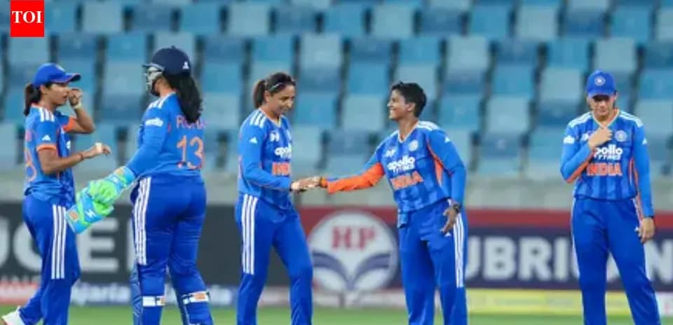 Joueuses de cricket indien se félicitant sur le terrain