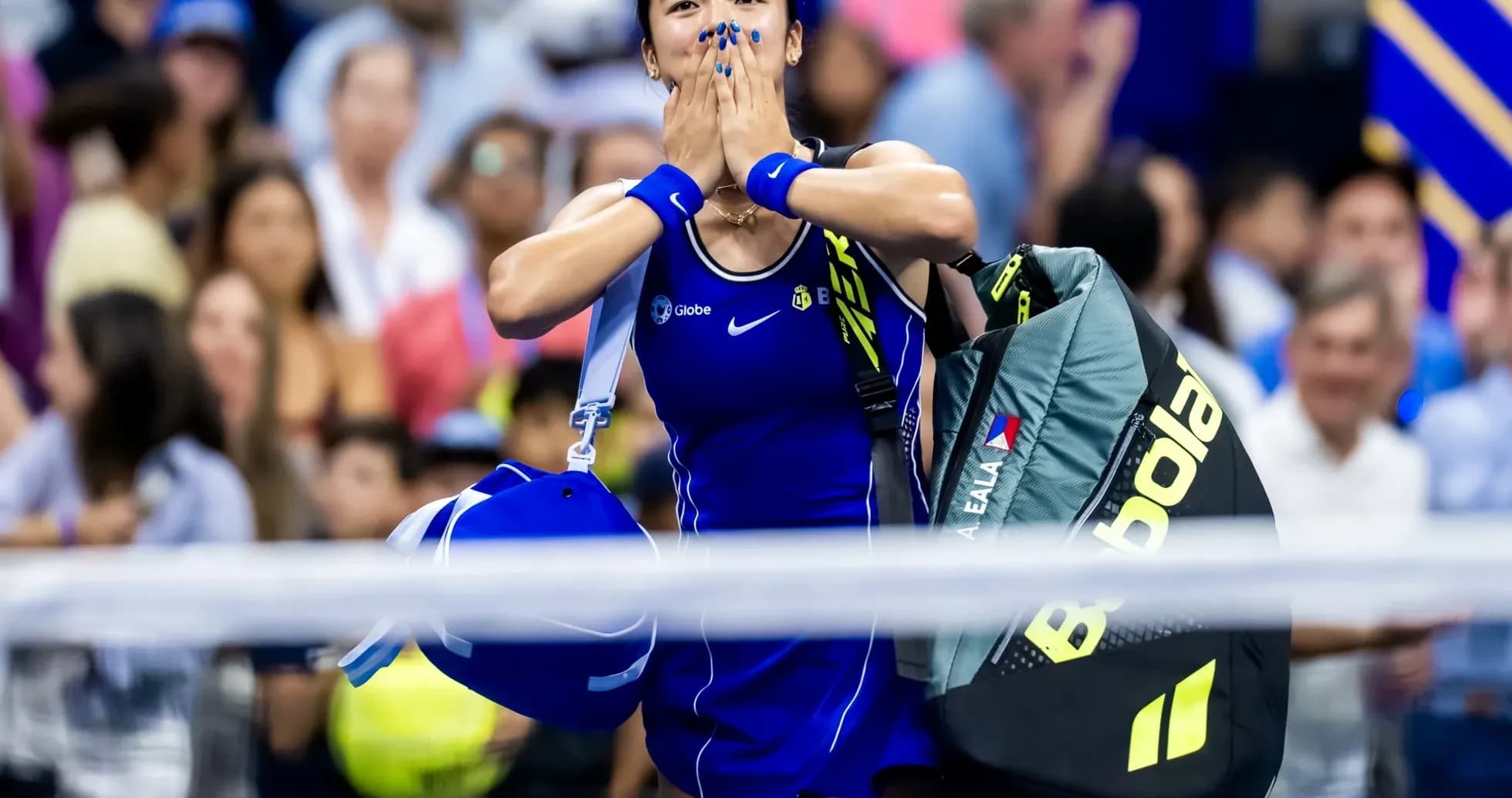 Joueuse de tennis avec sac, saluant les spectateurs