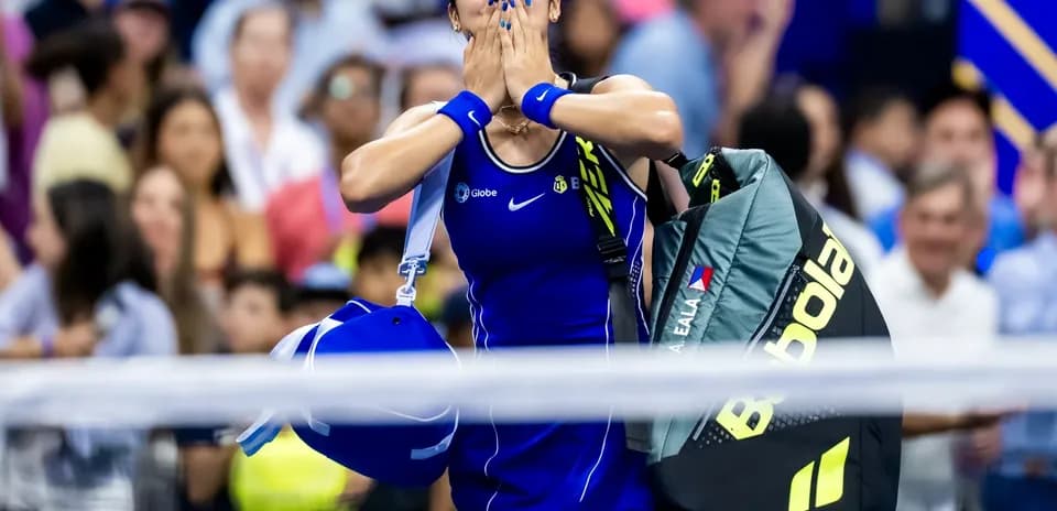 Joueuse de tennis avec sac, saluant les spectateurs