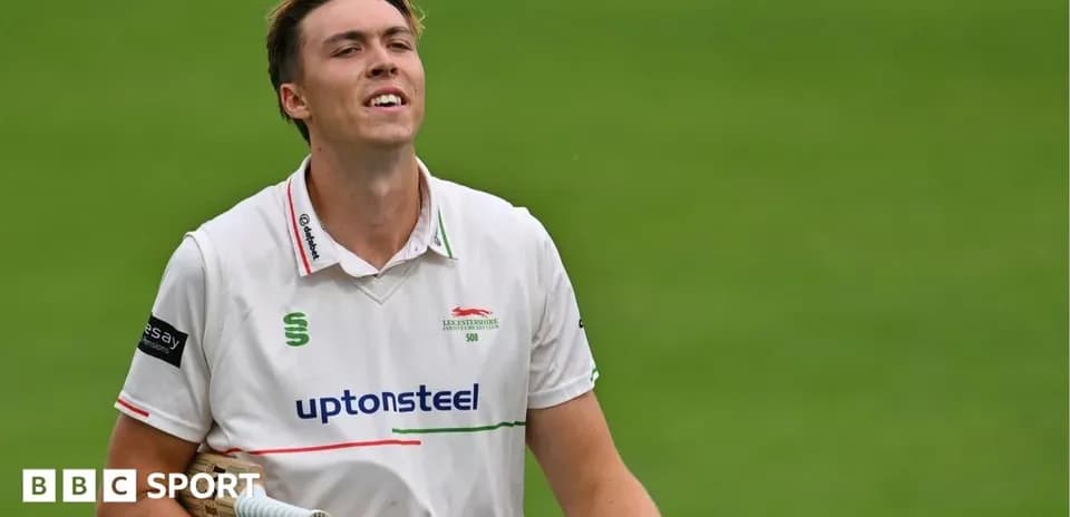 Joueur de cricket portant un uniforme sur le terrain