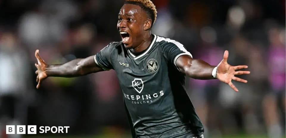 Joueur célébrant un but sur le terrain