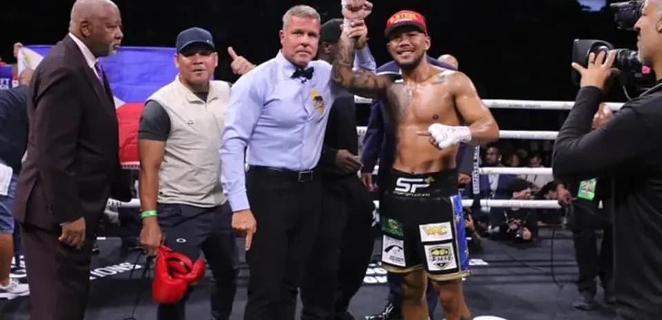 Boxeur célébrant avec arbitre après le combat