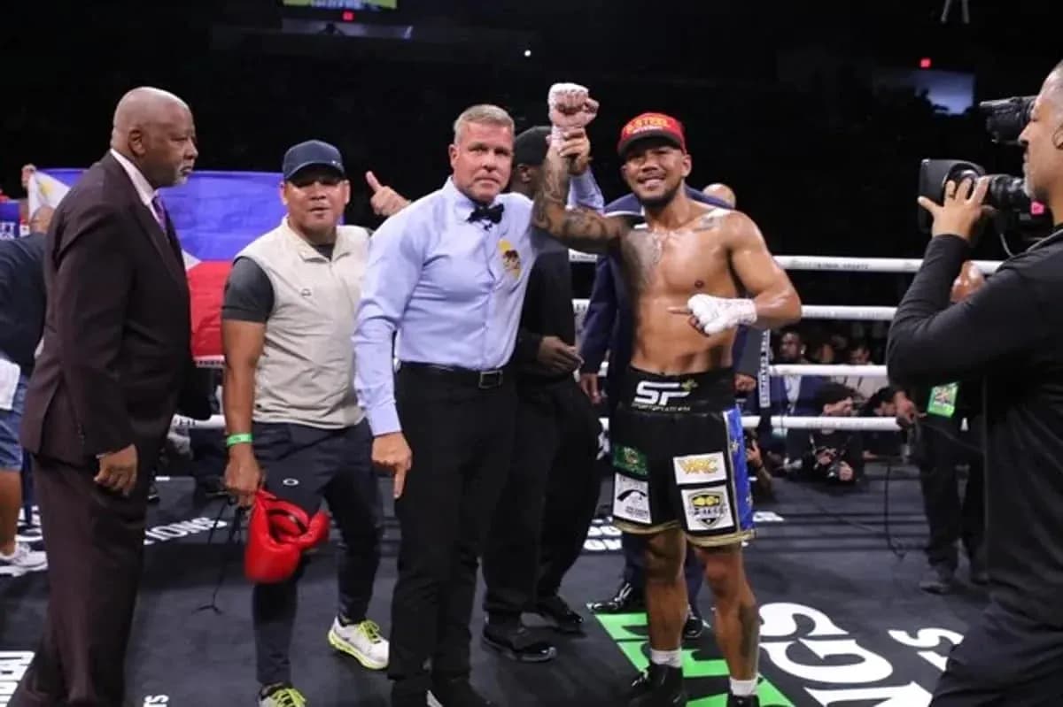 Boxeur célébrant avec arbitre après le combat