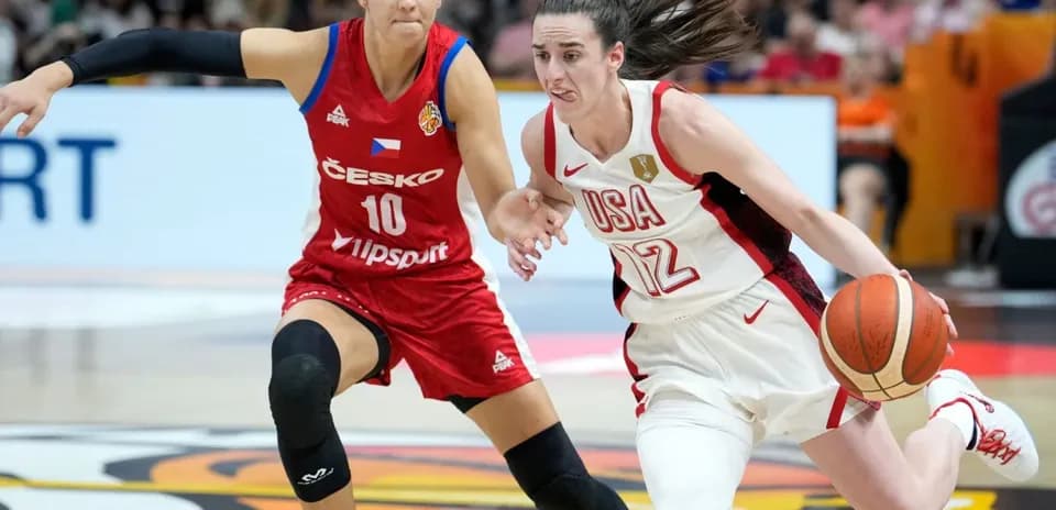 Joueuse américaine dribblant le ballon face à une adversaire