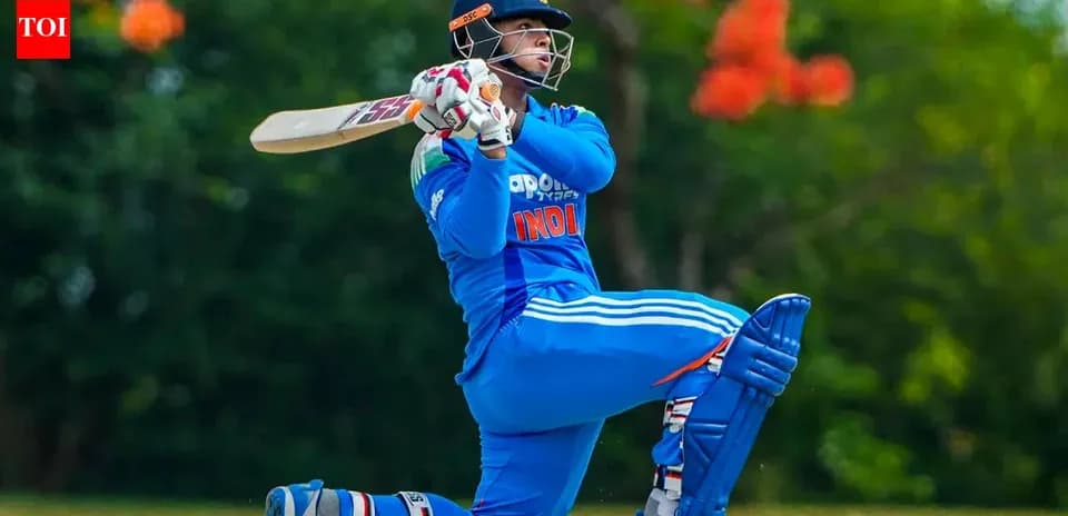 Joueur de cricket frappant la balle sur le terrain