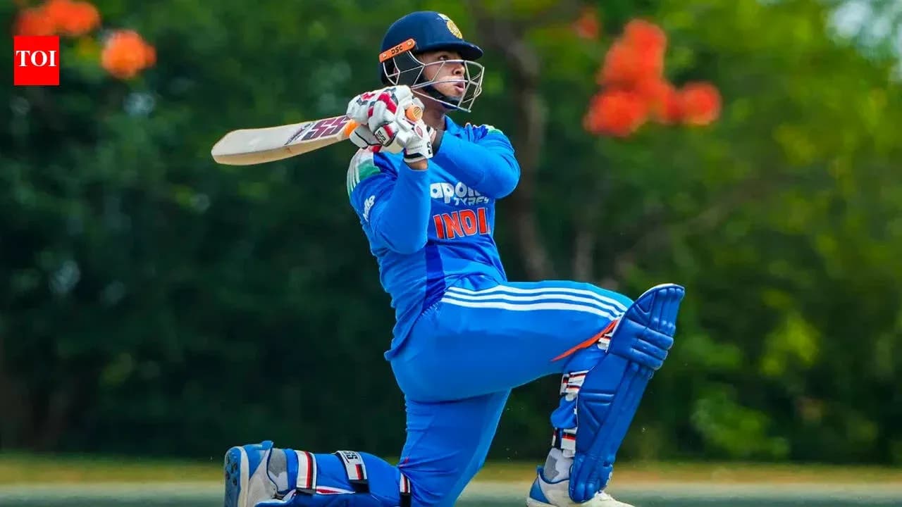 Joueur de cricket frappant la balle sur le terrain