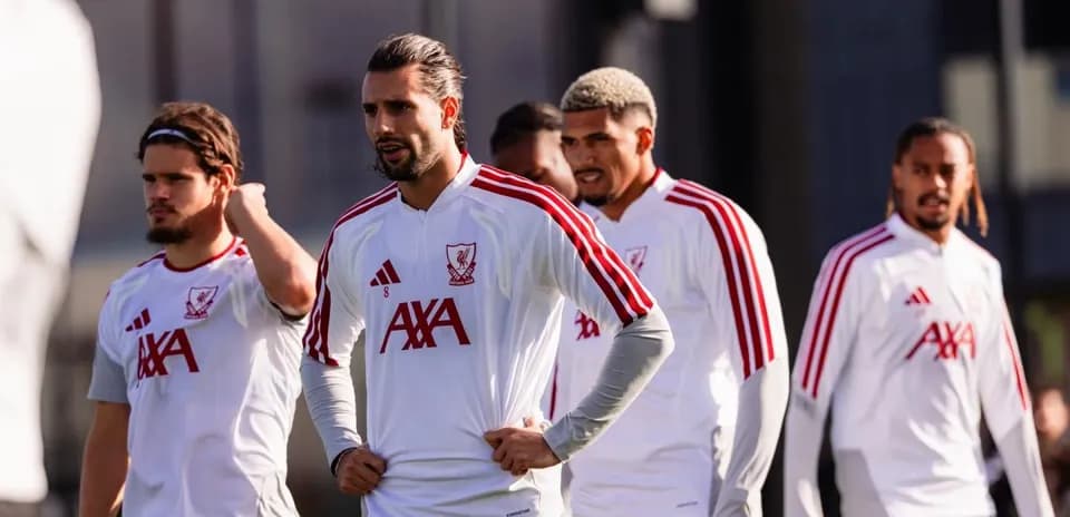 Joueurs de Liverpool en entraînement sur le terrain