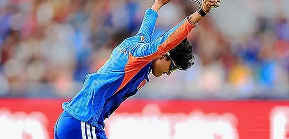 Joueuse de cricket célébrant une prise réussie