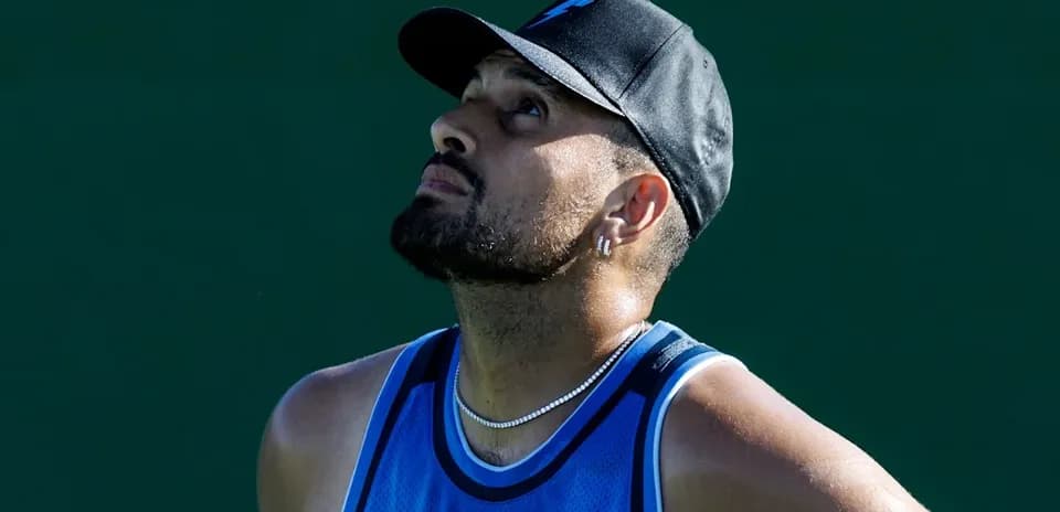 Joueur de tennis regardant vers le ciel pendant un match