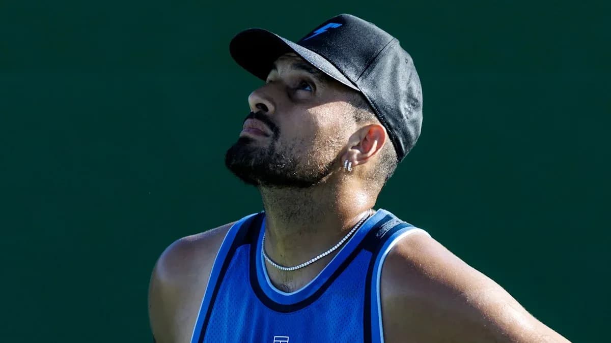 Joueur de tennis regardant vers le ciel pendant un match