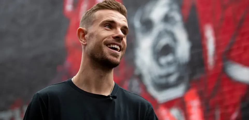 Joueur souriant devant une fresque murale