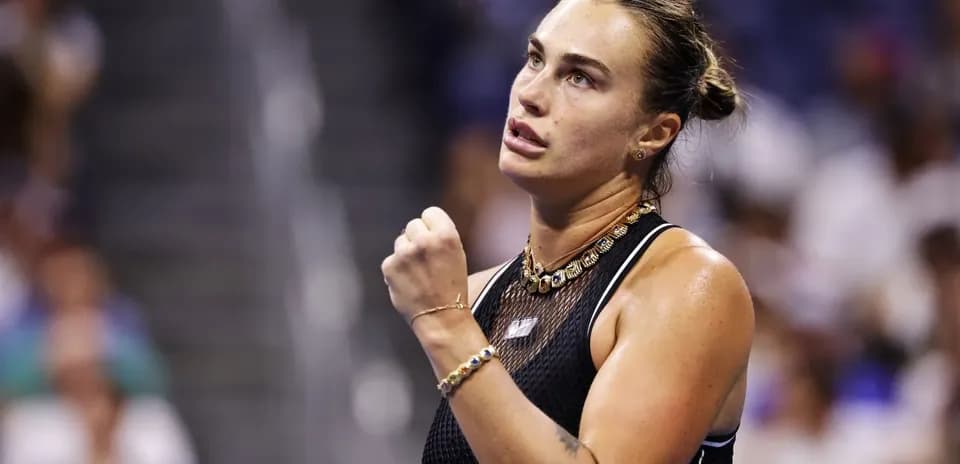 Joueuse de tennis célébrant un point au match
