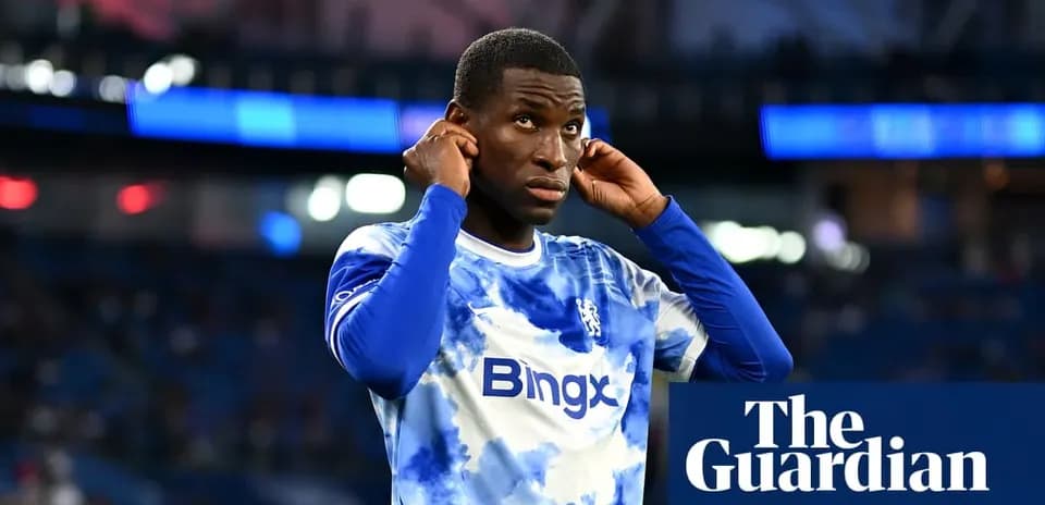 Joueur de Chelsea ajustant son maillot avant le match