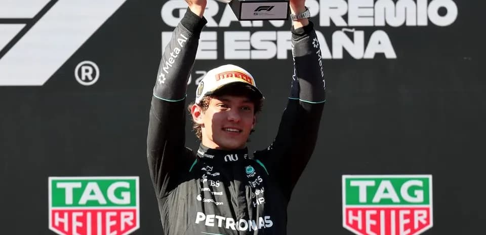 Pilote levant un trophée après la course en Espagne