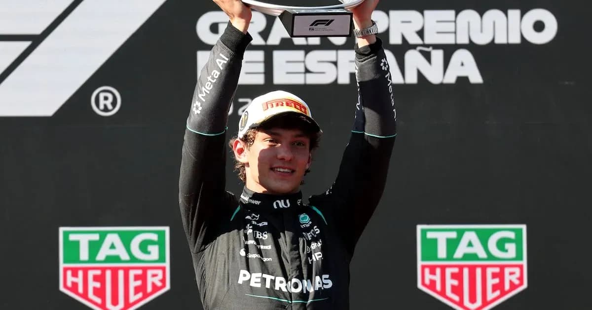 Pilote levant un trophée après la course en Espagne