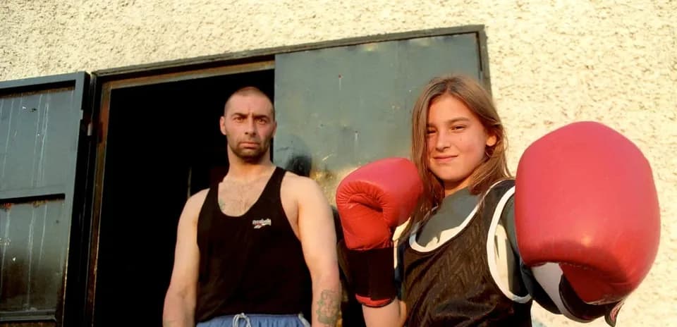 Fille en gants de boxe avec un entraîneur