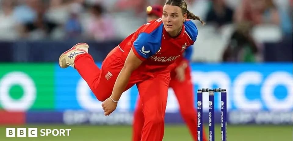 Joueuse d'Angleterre lançant une balle de cricket