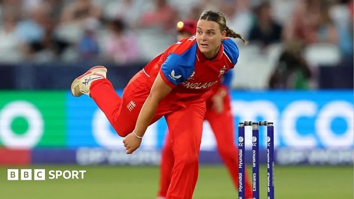 Joueuse d'Angleterre lançant une balle de cricket