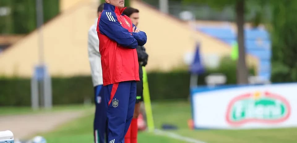 Entraîneur observant l'entraînement sur le terrain