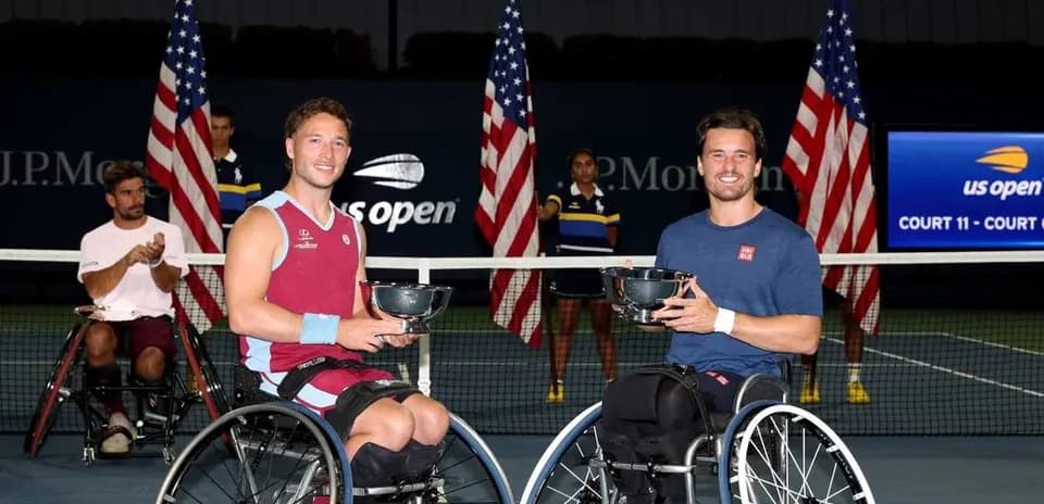 Joueurs en fauteuil roulant tenant des trophées à l'US Open