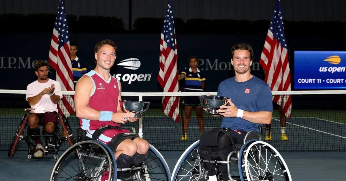 Joueurs en fauteuil roulant tenant des trophées à l'US Open