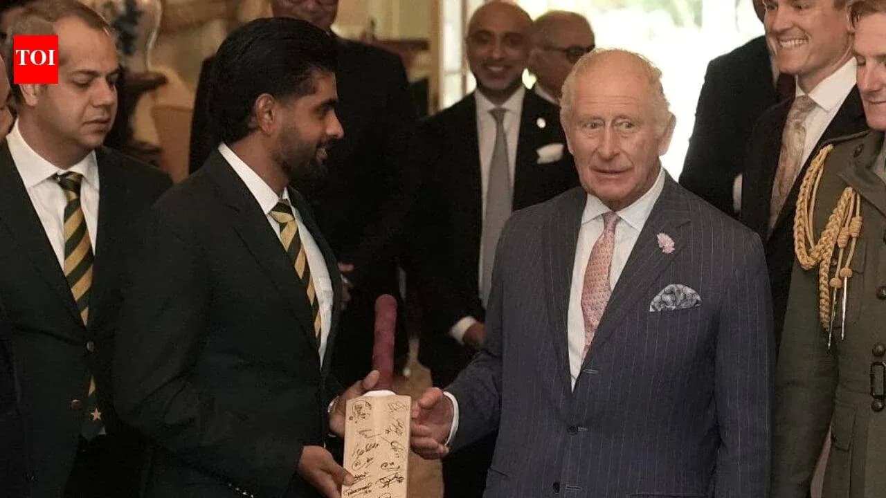 Rencontre entre des joueurs et le roi Charles III