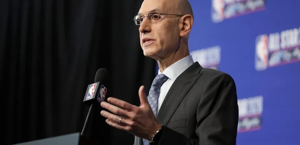 Commissioner parlant lors de la conférence de presse NBA
