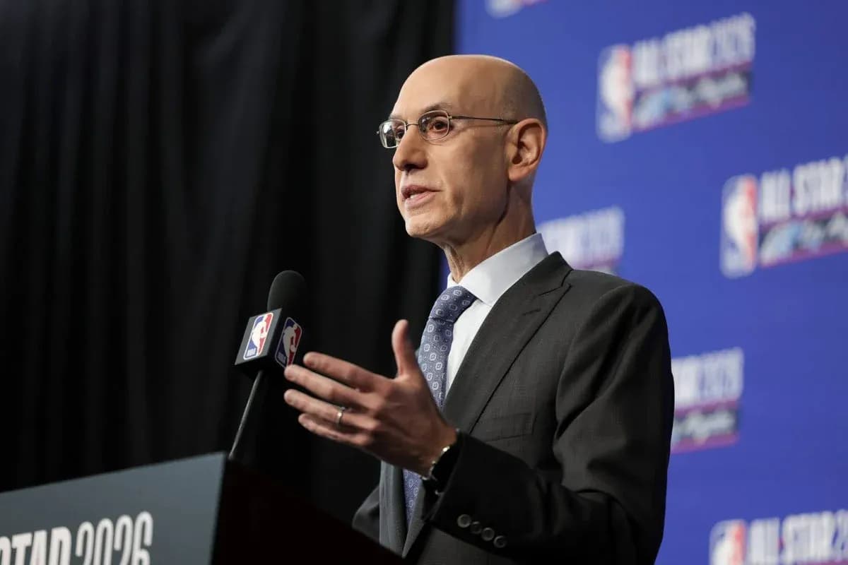 Commissioner parlant lors de la conférence de presse NBA