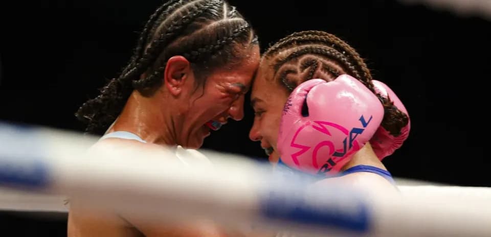 Deux boxeuses s'affrontant dans le ring