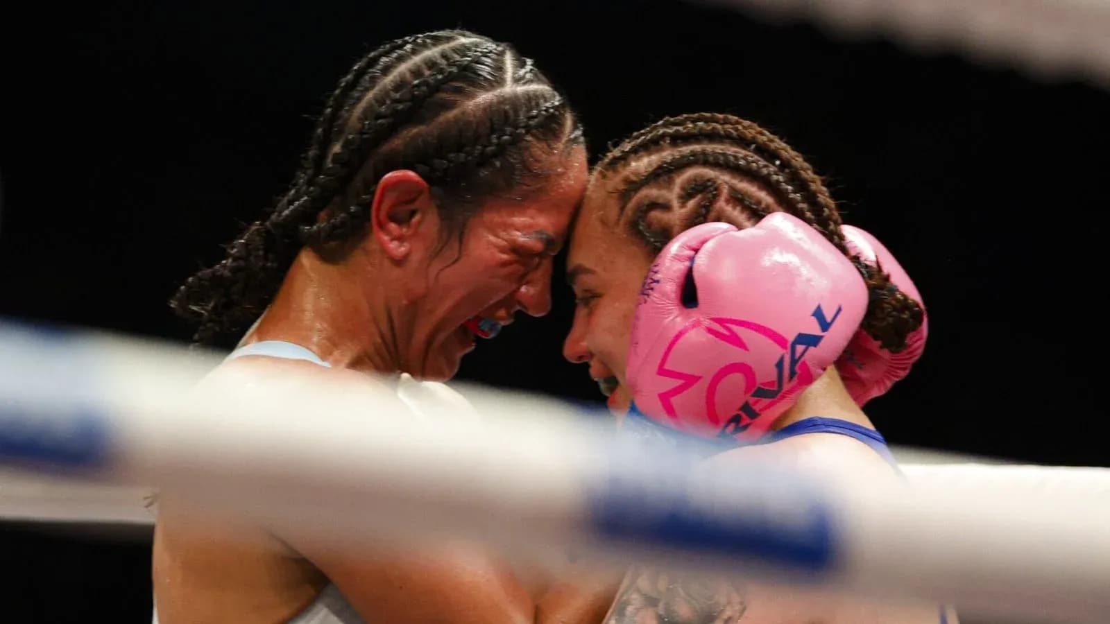 Deux boxeuses s'affrontant dans le ring
