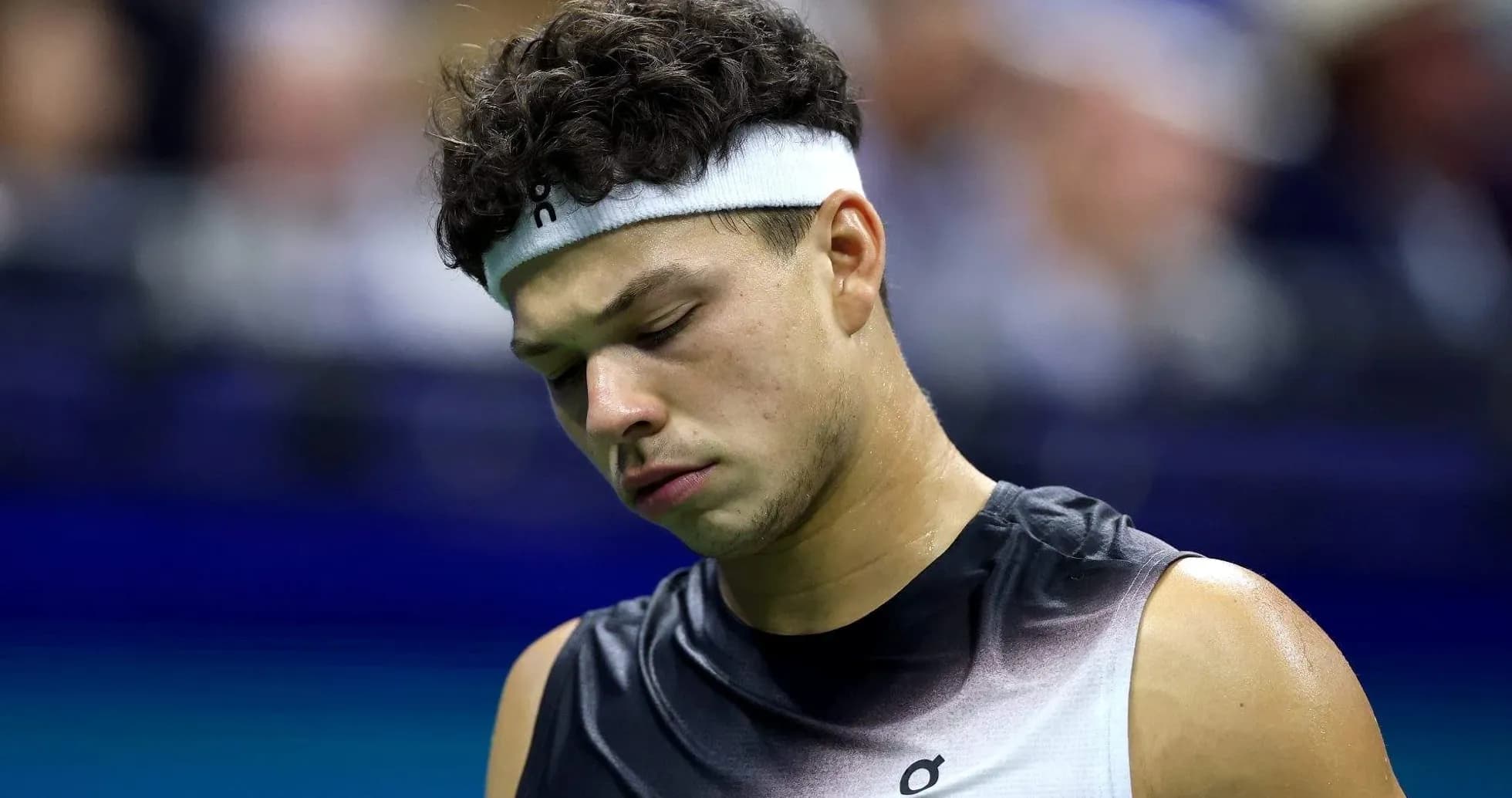 Joueur de tennis se concentrant pendant un match