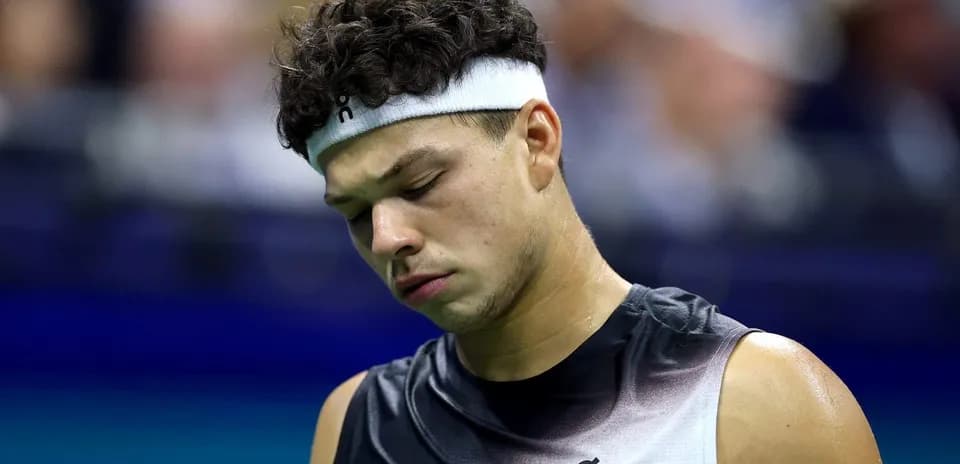 Joueur de tennis se concentrant pendant un match
