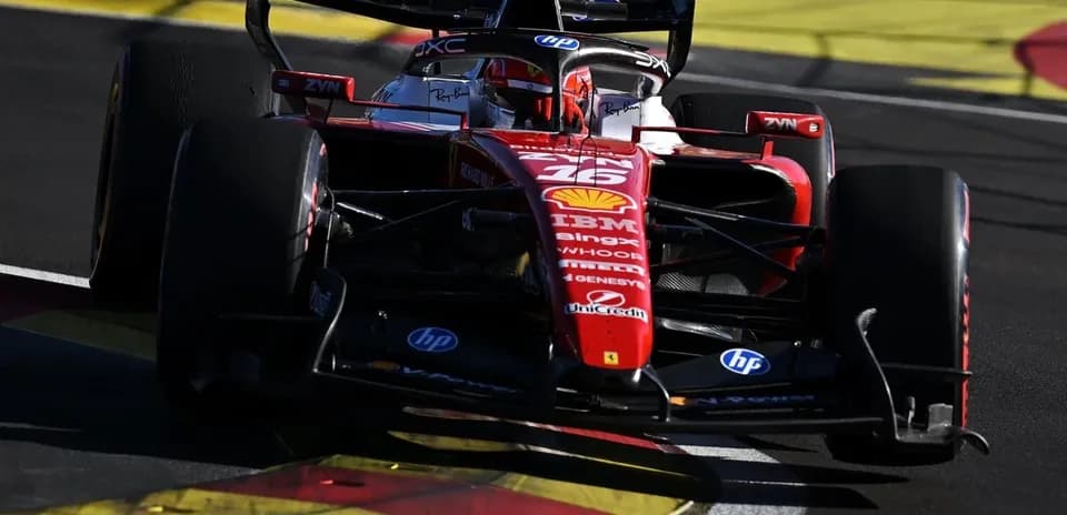 Voiture de course Ferrari prenant un virage sur circuit