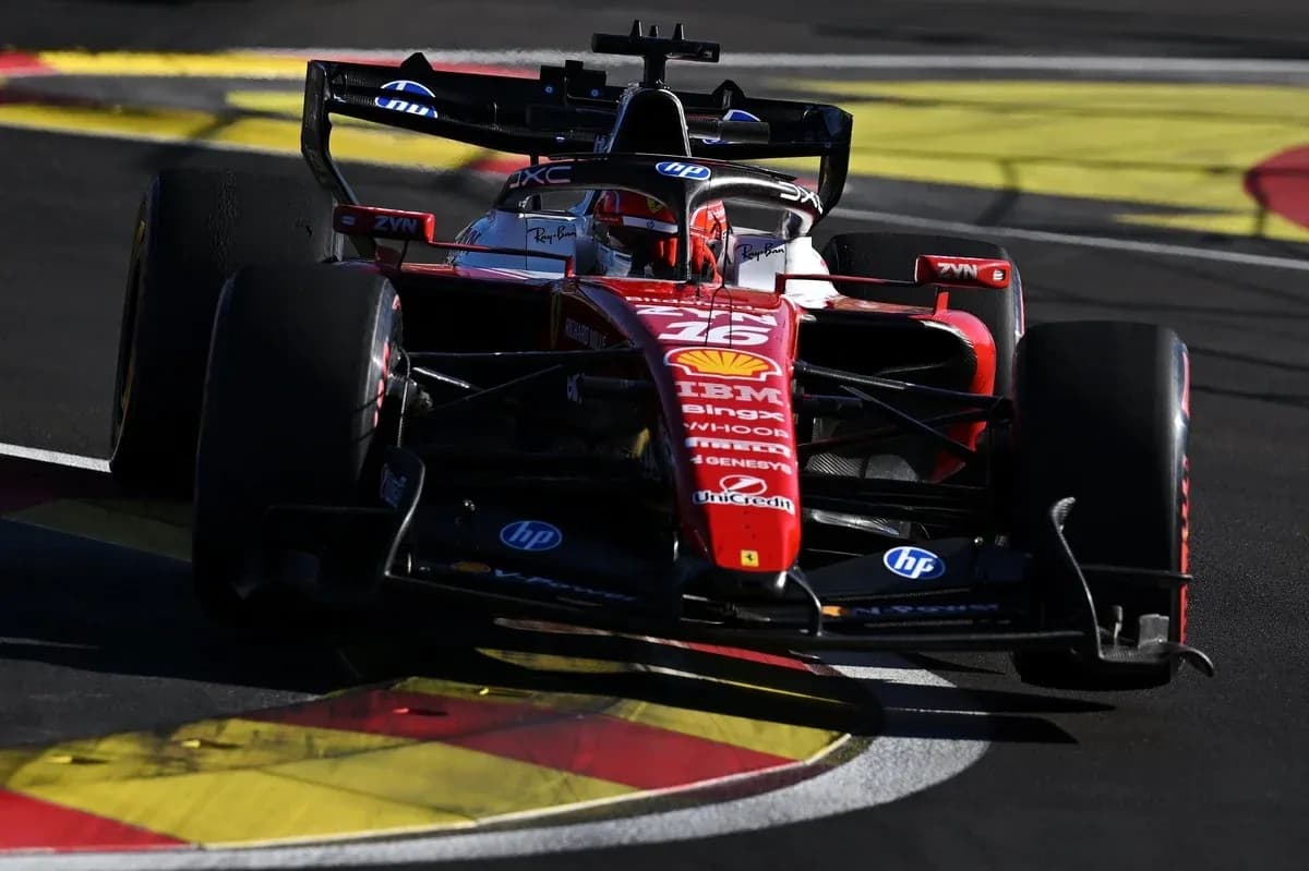 Voiture de course Ferrari prenant un virage sur circuit