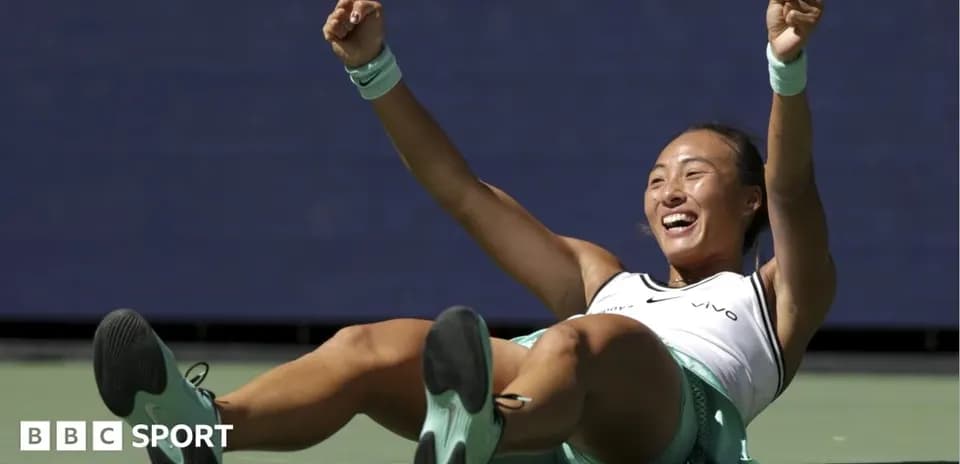 Joueuse de tennis célébrant sur le court après victoire