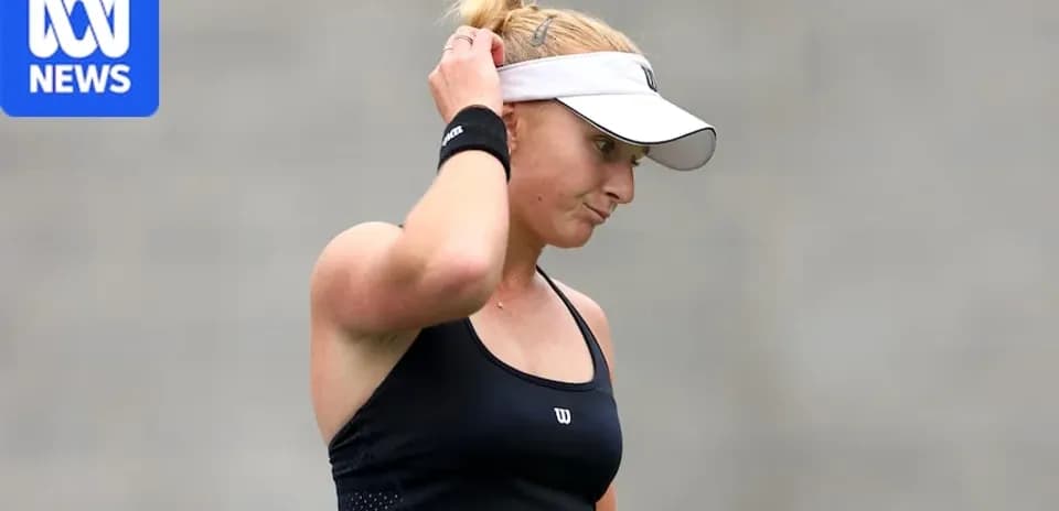 Joueuse de tennis touchant sa tête sur le court