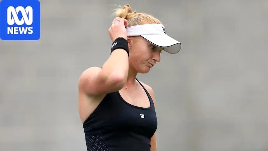 Joueuse de tennis touchant sa tête sur le court