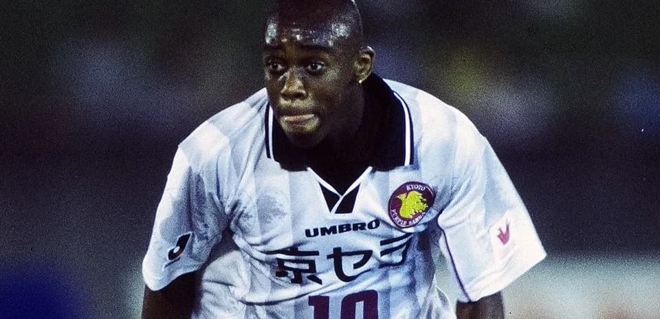Joueur courant avec le maillot de Kyoto Purple Sanga