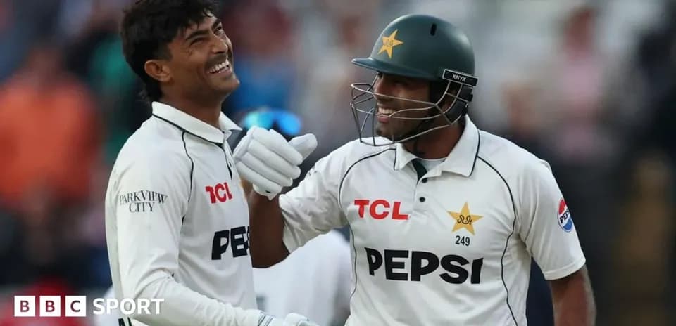 Deux joueurs de cricket pakistanais souriant ensemble