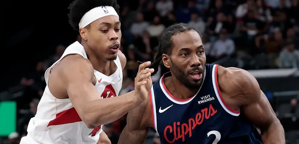 Joueur des Clippers dribblant sous pression d'un adversaire