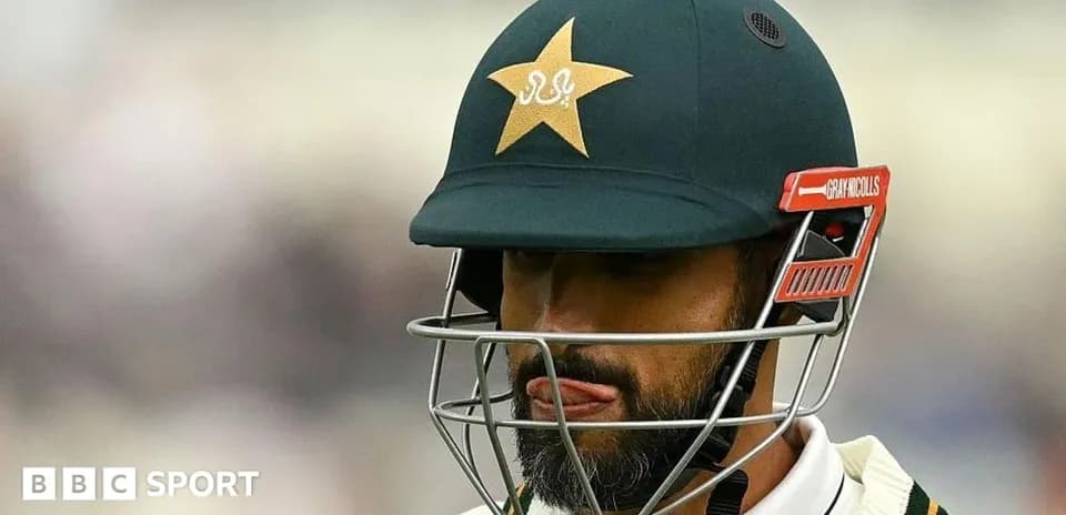 Joueur de cricket avec casque et équipement de jeu