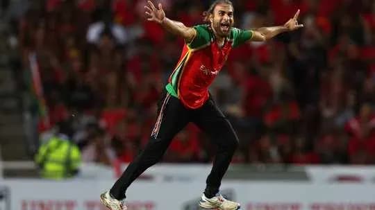 Joueur célébrant une prise de wicket lors d'un match
