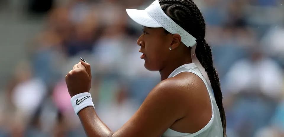 Joueuse de tennis célébrant un point sur le court