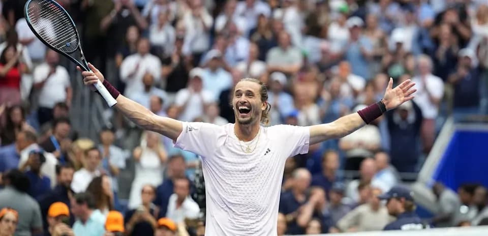 Joueur de tennis célébrant devant un public enthousiaste