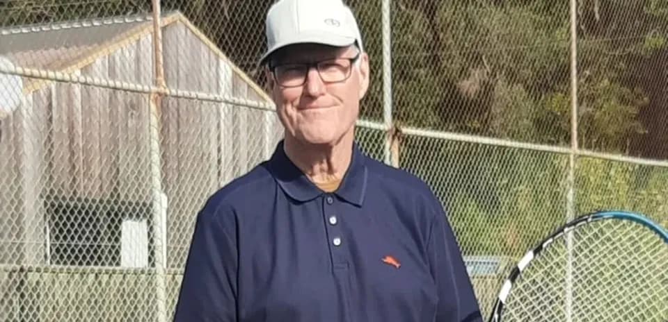 Homme tenant une raquette de tennis sur un court